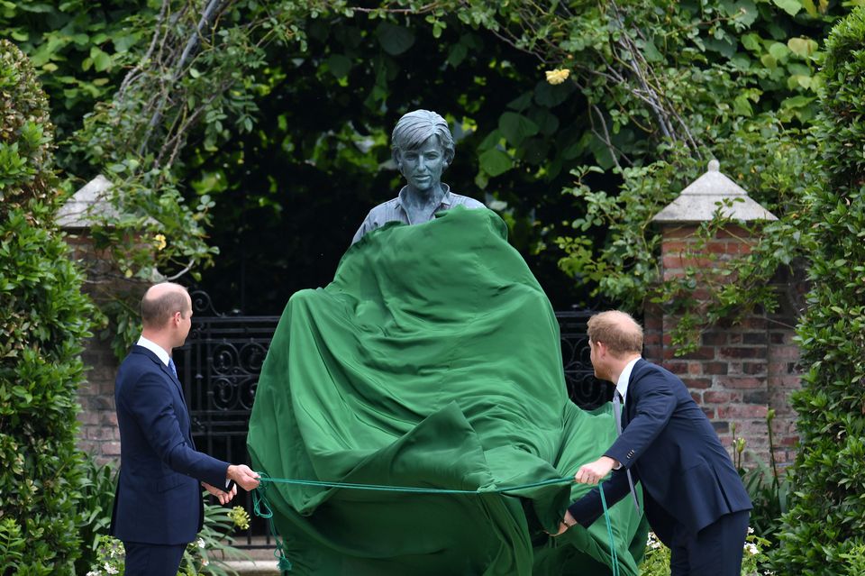 الأميران ويليام وهاري يكشفان عن التمثال- الصورة من موقع --رويترز