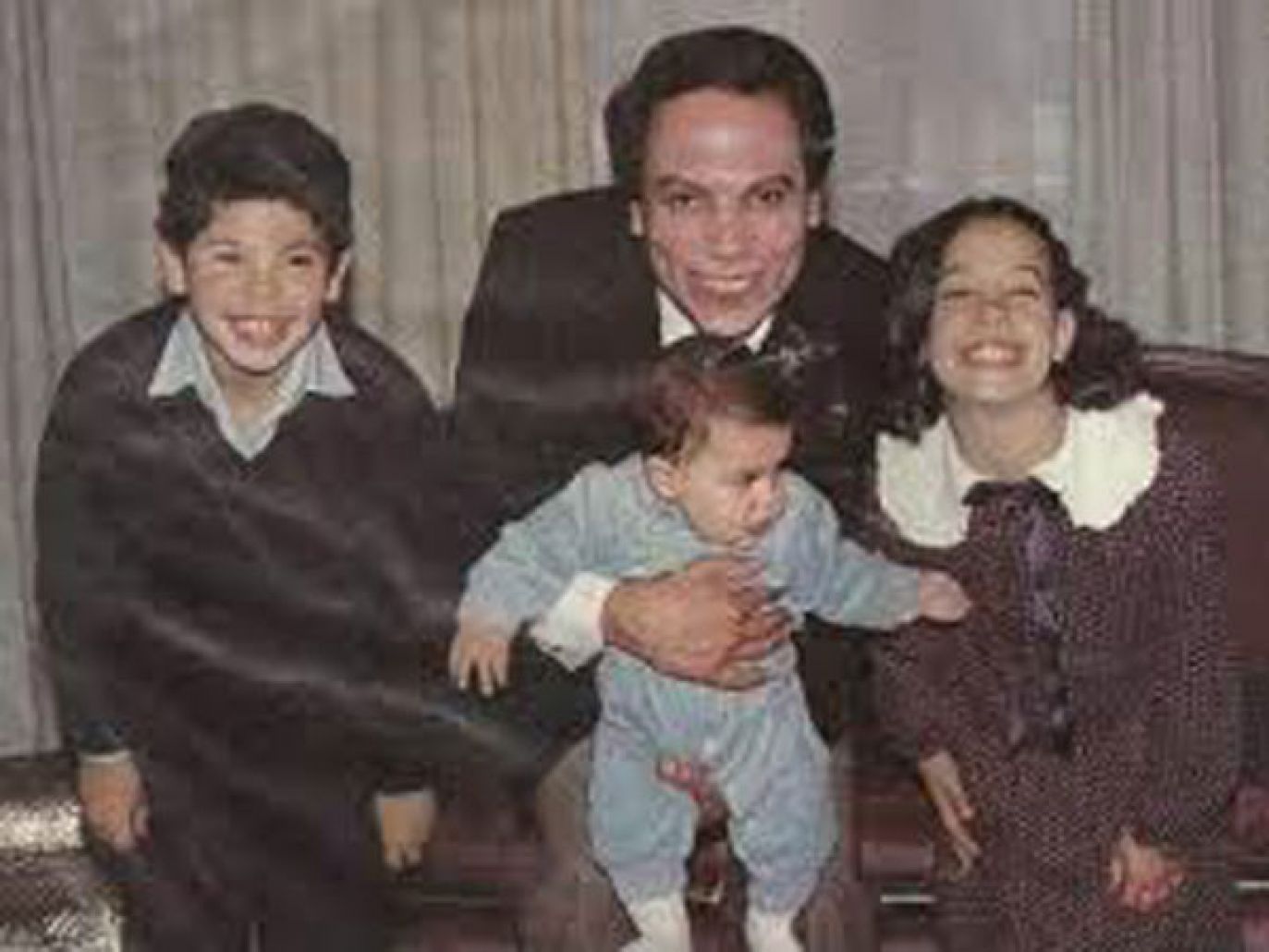 عادل إمام مع أبنائه وهم صغار