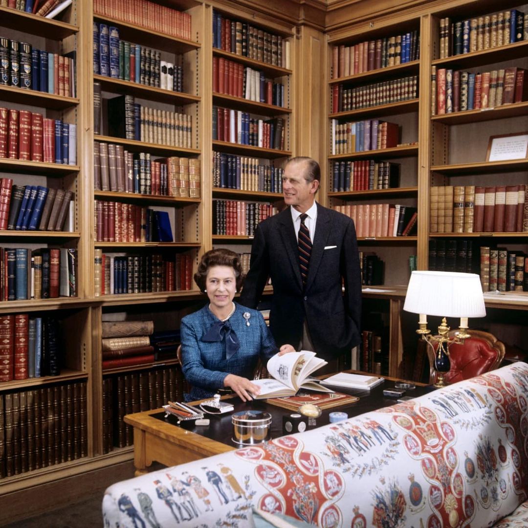 الأمير فيليب وزوجته الملكة إليزابيث في مكتبة قلعة بالمورال عام1979-الصورة من أنستغرام