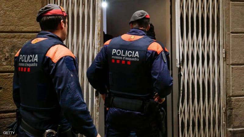 يهاجم الشرطة الإسبانية عاريا مسلح بي السيف و كورونا