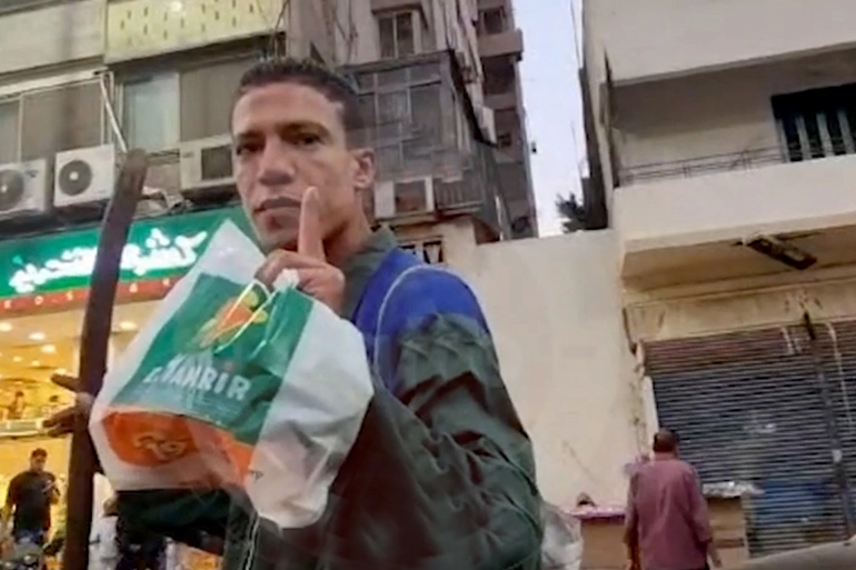 فيديو كشري التحرير | لحظة طرد عامل نظافة من كشري التحرير