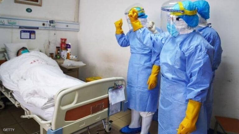 لأطباء صينيين مع مصاب بكورونا في إحدى المستشفيات