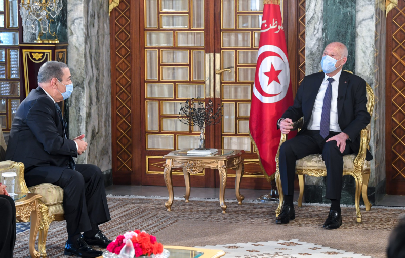 الرئيس التونسي قيس سعيّد لدى استقباله للطفي بوشناق الصورة من أرشيف موقع سيدتي