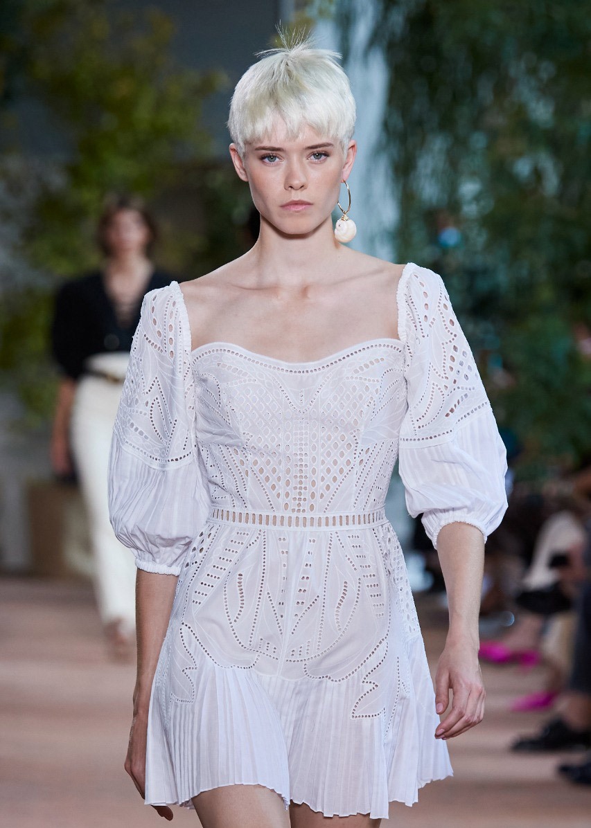   فستان باللون الأبيض من Alberta Ferretti