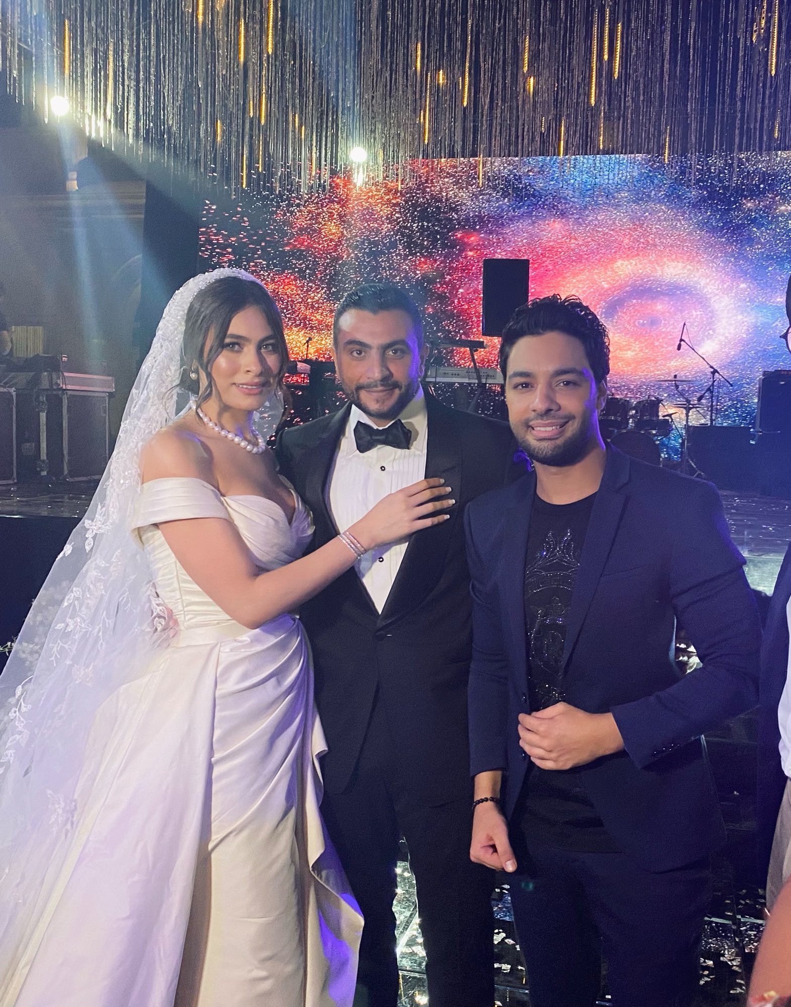 أحمد جمال مع العروسين هاجر أحمد وأحمد الحداد.. الصورة من حساب المطرب أحمد جمال على تويتر