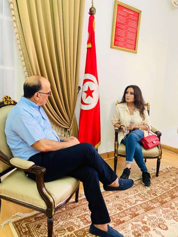 لطيفة العرفاوي في لقاء لها مع سفير تونس لدى مصر الصورة من الموقع الرسمي للطيفة على الفايس بوك.jpg