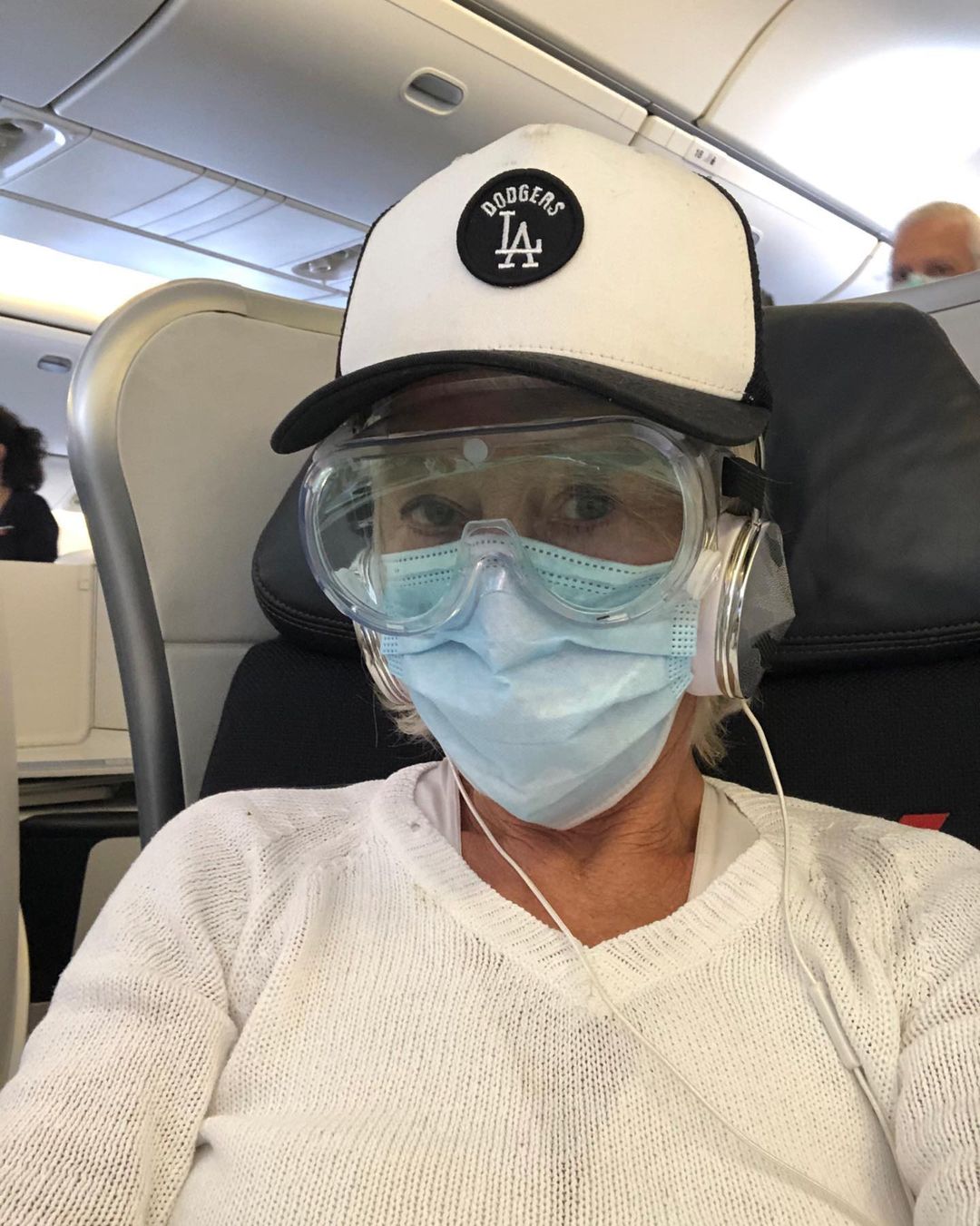 هيلين ميرين بالطائرة ترتدي كمامة ونظارة كبيرة للوقاية من فيروس كورونا-الصورة من حسابها في إنستغرام