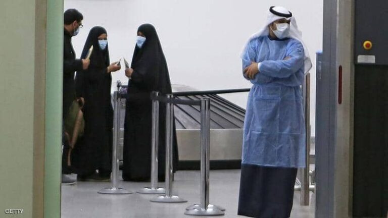 يرتدون أقنعة واقية في مطار الكويت