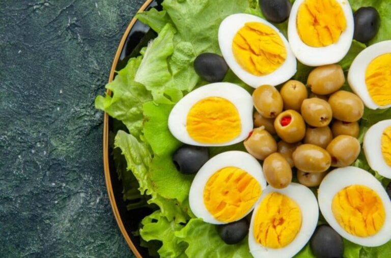 العلاقة بين البيض المسلوق وجرثومة المعدة